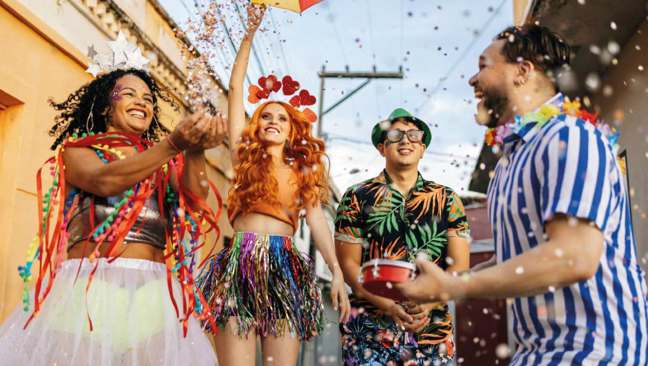 Grupo de pessoas a celebrar o Carnaval